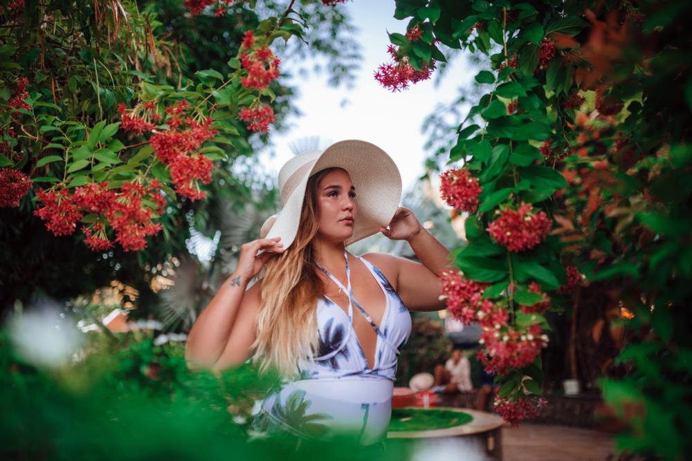Sommer-Outfits für kurvige Frauen: So wird es nicht zu heiß im Urlaub!