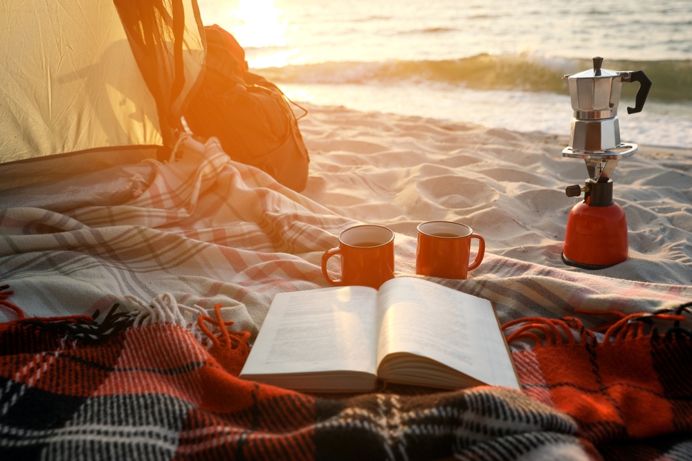 Campingurlaub am Meer: Diese Gadgets sollten Sie mitnehmen