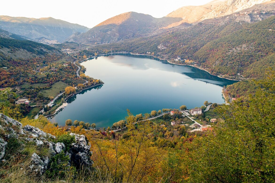 8 Wunderschöne und Unbekannte Seen in Italien: Versteckte Juwelen der Natur