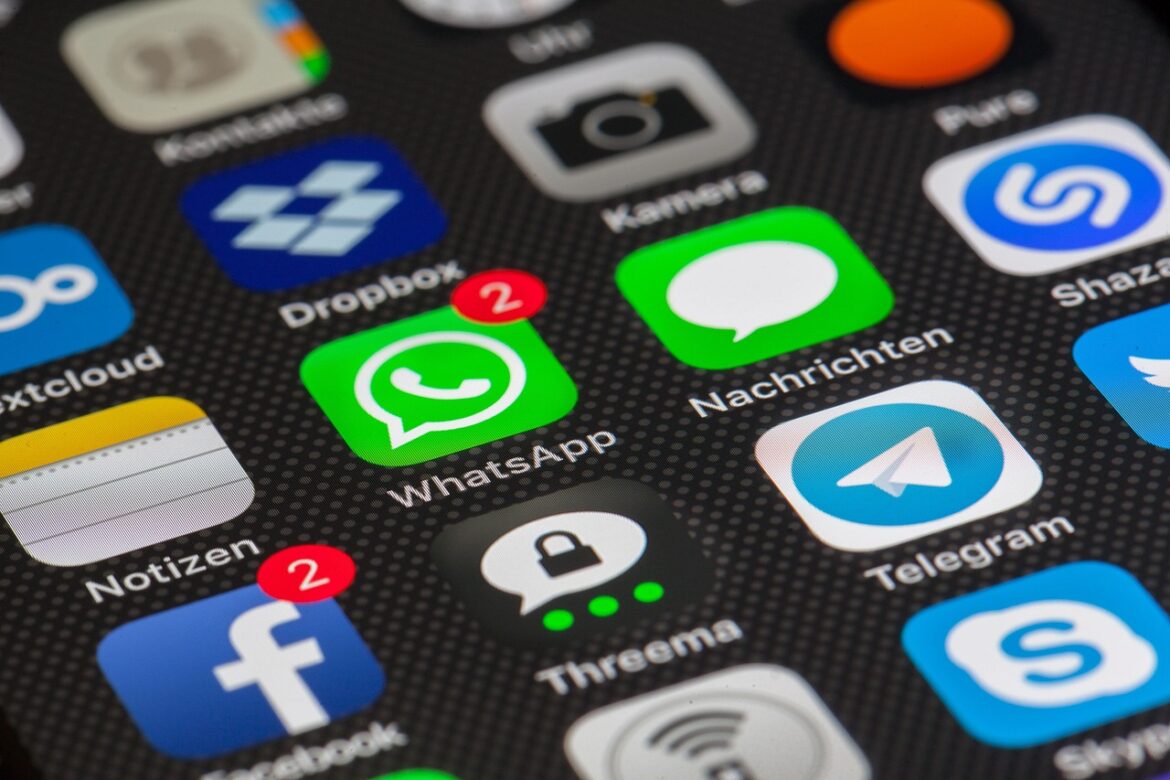 Lustige Urlaubs-Statusideen für WhatsApp & Co. – So bringt ihr alle zum Schmunzeln